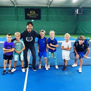 Idag sa vi på återseende till vår egen David Nilsson som ska ut på äventyr till Spanien för att spela tennis på Unity Tennis academy. Lycka till David! Vi kommer sakna dig mycket och ser framemot att följa din resa🎾❤️